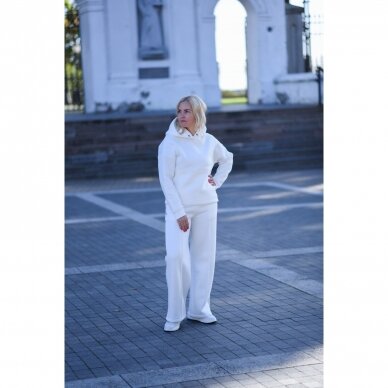 Baltas laisvalaikio kostiumas „Ema“
