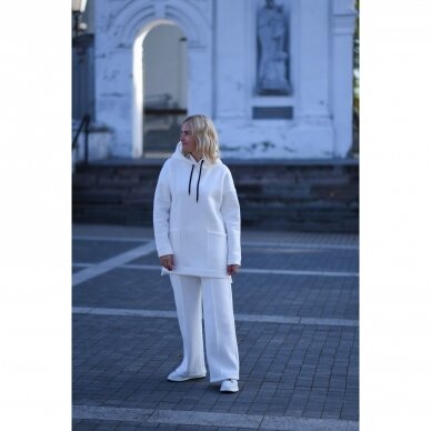 Baltas trikotažinis kostiumas „Gita“