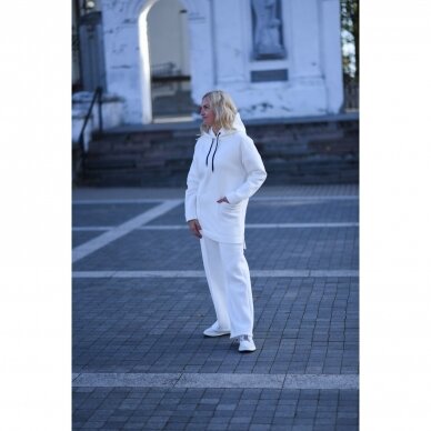 Baltas trikotažinis kostiumas „Gita“ 1