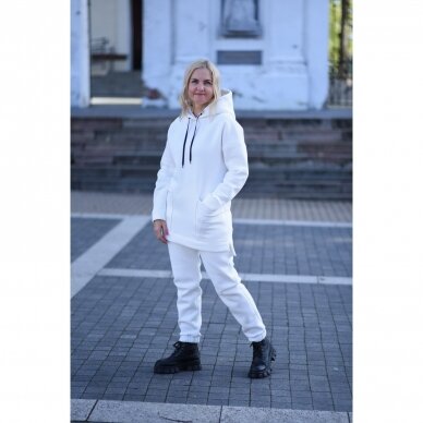 Baltas trikotažinis kostiumas „Laima“